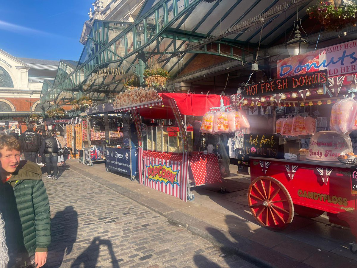 Beautiful day in #London today.  #coventgarden #jubileemarket #hotfreshdonuts #candyfloss #popcorn