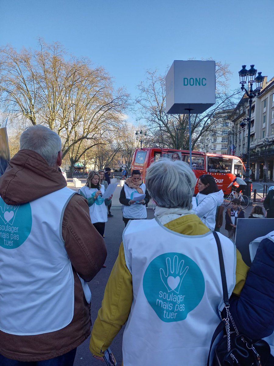 soulagerpastuer's tweet photo. A Annecy, Mobilisation du collectif interassociatif #Soulagermaispastuer
#Annecy #JeVisDoncJeSuis 
Plus que d’autres, les plus fragiles ont besoin de soutien, de protection, de consolation. Nous affirmons ensemble : je vis donc je suis. https://t.co/HRuZT78T5w