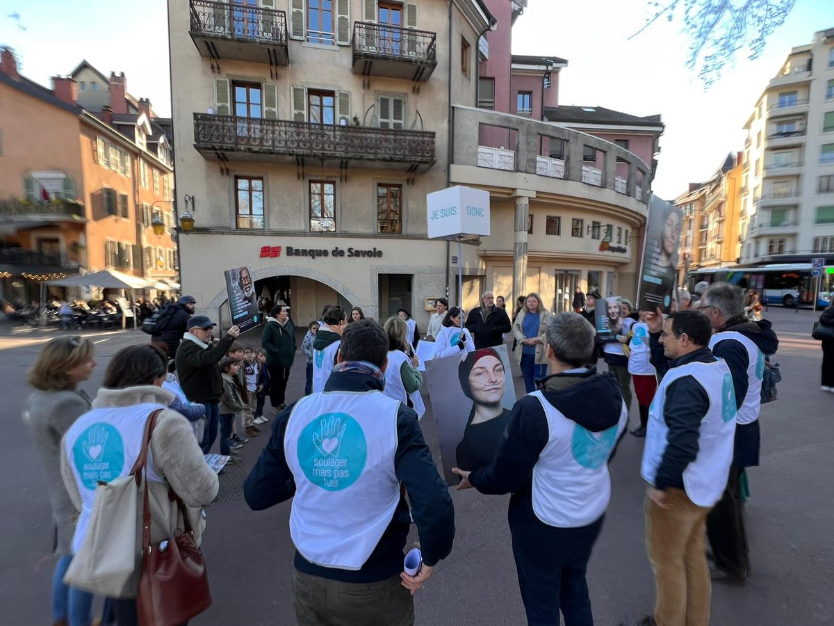 soulagerpastuer's tweet photo. A Annecy, Mobilisation du collectif interassociatif #Soulagermaispastuer
#Annecy #JeVisDoncJeSuis 
Plus que d’autres, les plus fragiles ont besoin de soutien, de protection, de consolation. Nous affirmons ensemble : je vis donc je suis. https://t.co/HRuZT78T5w