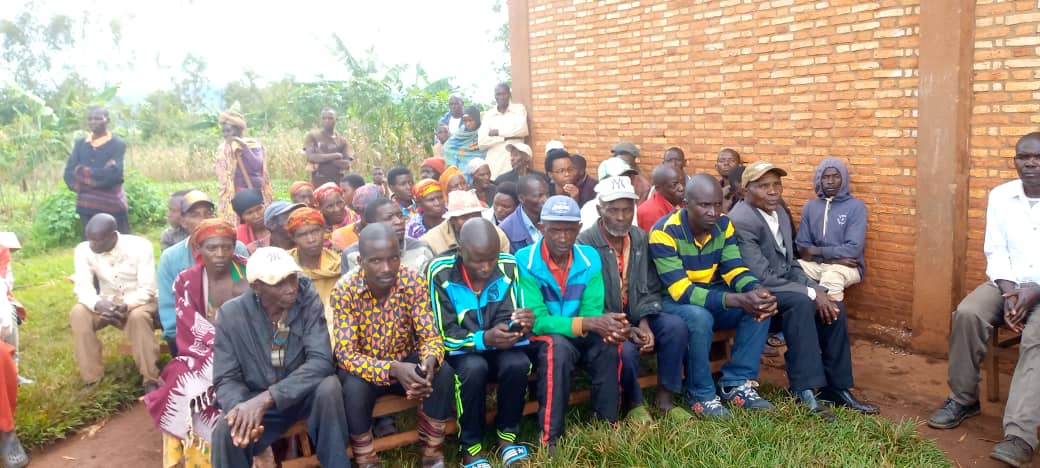 CommuneGASHIKA2's tweet photo. Kur uyu w 4.4.2022,Umunyamabanga Nshingwabikorwa Ntayegayezwa muri @CommuneGASHIKA2  yagendeye abenegihugu b ku mitumba ya Buhoro,Nini na Sabunda  baganiriye kubijanye ibagara ry umuceri ,kurwanya imigwazo  nugusigurira urwaruka indero yokuziko 
@MininterInfosBi
@NgoziProvince https://t.co/63l6CUDgr9