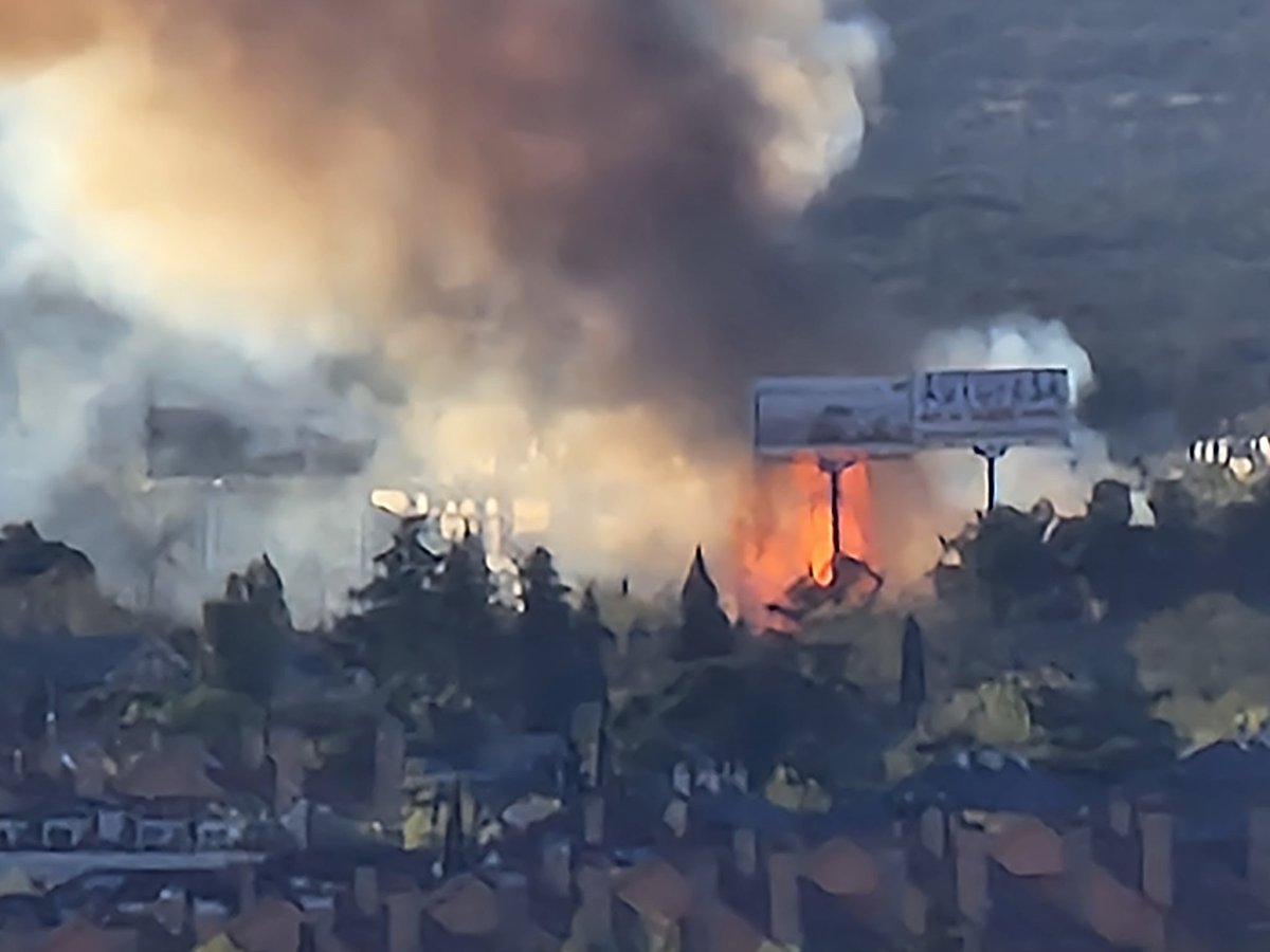 Nisuu's tweet photo. Desde el #faromoncloa vistas hacia la sierra por la A6. #fuego #Madrid #emergencias #112 @112 @BomberosMad https://t.co/U7kSu0zq5v