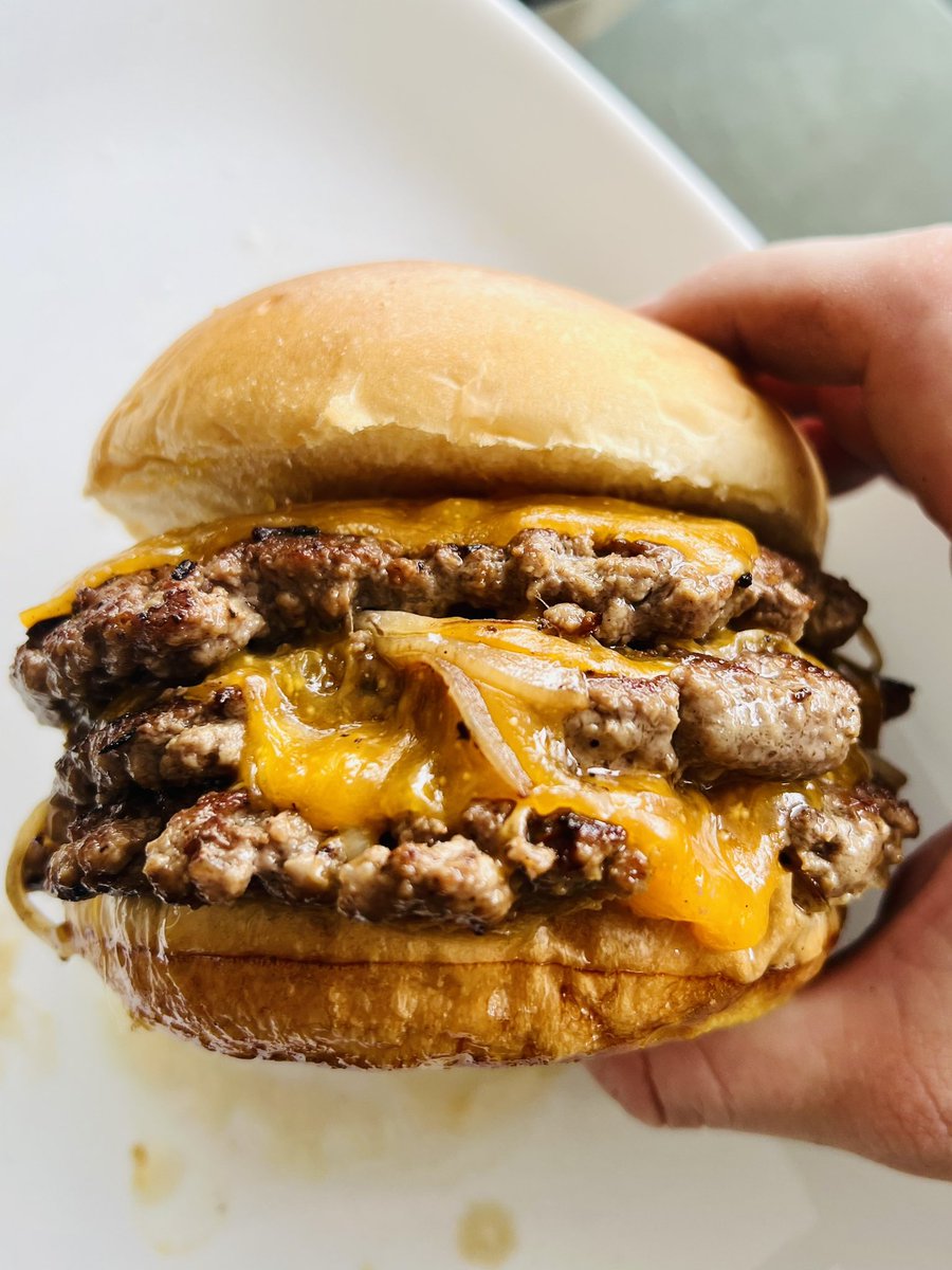 doutorprepucio's tweet photo. TESTEMUNHE O OKLAHOMA ONION SMASH BURGER, A MELHOR MODALIDADE DE HAMBÚRGUER QUE EXISTE! E QUEM DISCORDA É UM SACRIPANTA DESALMADO! https://t.co/gVSn5a9zS2