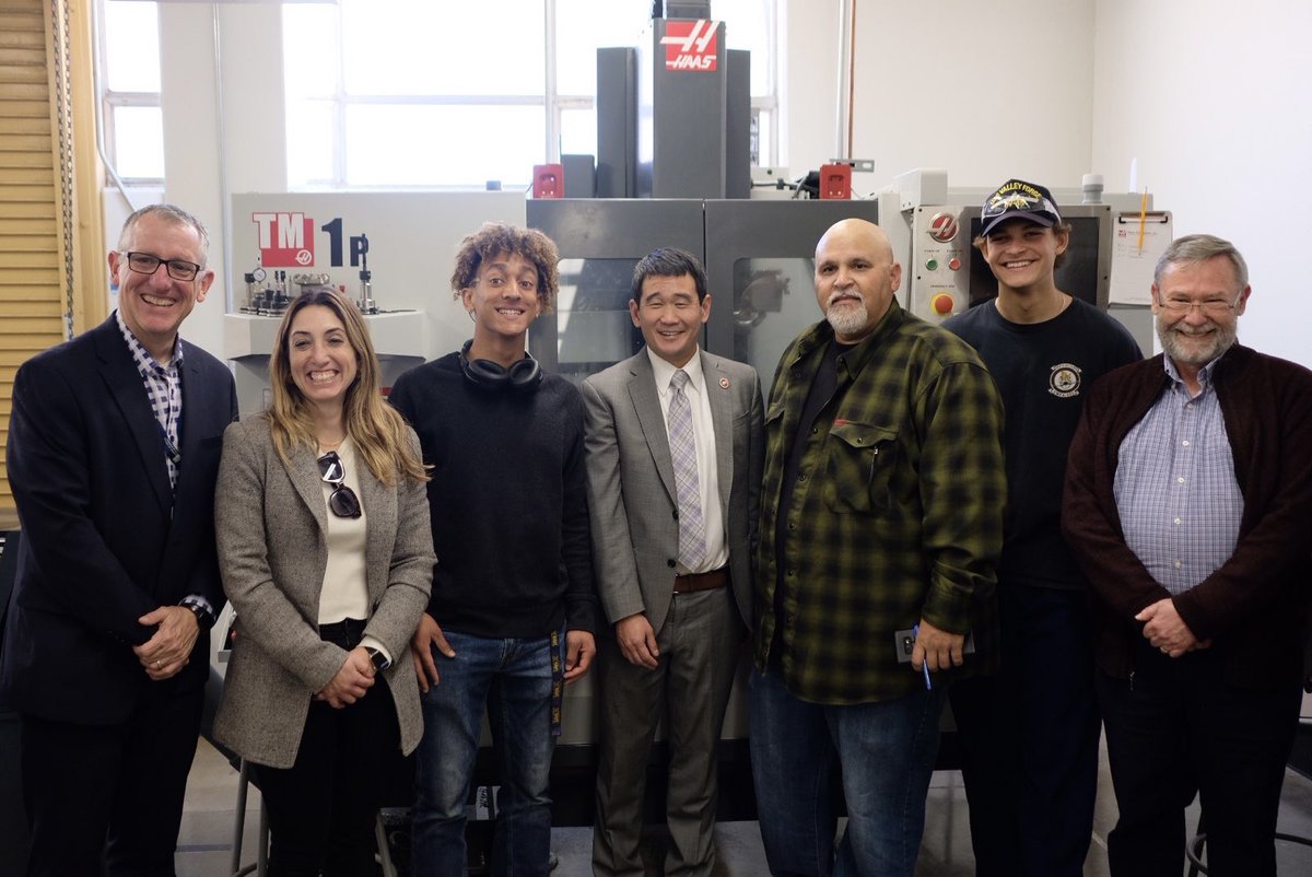 SenDaveMin's tweet photo. I'm inspired by the amazing work that Estancia High School students are doing at their career technical classes. We must give young people the skills they'll need to start meaningful careers and Coastline ROP delivers on this promise. @CoastlineROP @EstanciaNMUSD https://t.co/ZcXzT7BtTG