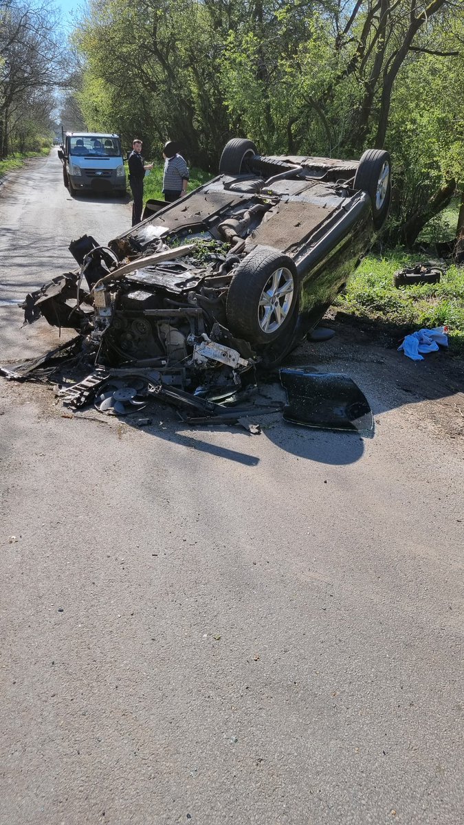 ForestHthPolice's tweet image. #NRT5 @NSRAPT called to reports of a single vehicle RTC between #RedLodge &amp;amp; #Herringswell this afternoon. Vehicle located on its roof with extensive damage. Driver made off before our arrival. Enquiries/Forensics ongoing to establish the driver. Any information, contact 101 
#988