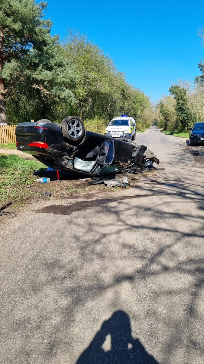 ForestHthPolice's tweet image. #NRT5 @NSRAPT called to reports of a single vehicle RTC between #RedLodge &amp;amp; #Herringswell this afternoon. Vehicle located on its roof with extensive damage. Driver made off before our arrival. Enquiries/Forensics ongoing to establish the driver. Any information, contact 101 
#988