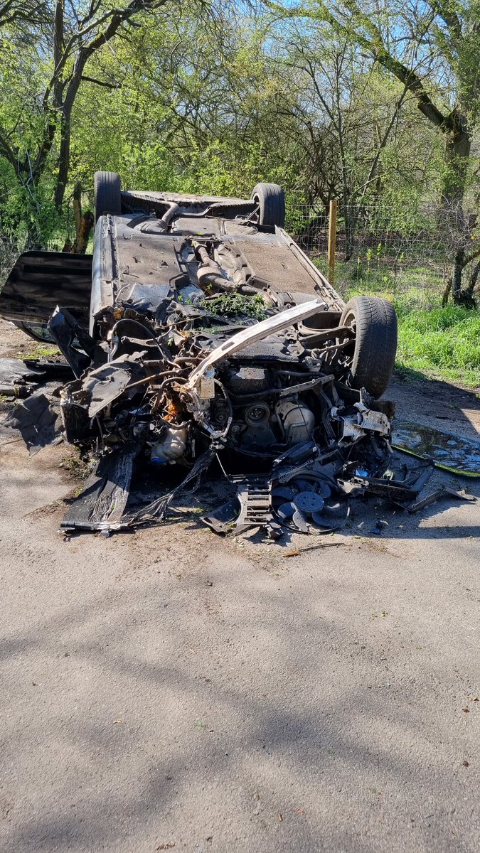 ForestHthPolice's tweet image. #NRT5 @NSRAPT called to reports of a single vehicle RTC between #RedLodge &amp;amp; #Herringswell this afternoon. Vehicle located on its roof with extensive damage. Driver made off before our arrival. Enquiries/Forensics ongoing to establish the driver. Any information, contact 101 
#988