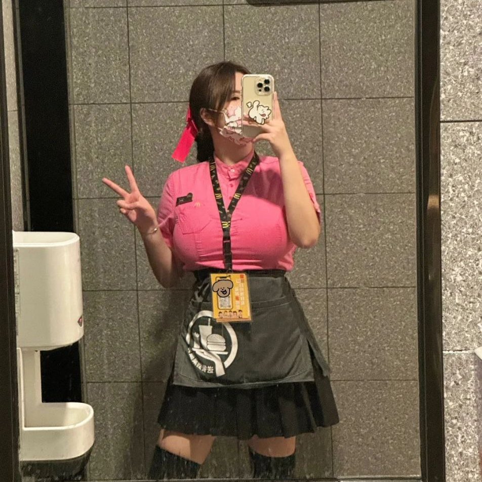 YTamakj's tweet photo. 在麦当劳兼职的大波妹 https://t.co/OC2EUwd2to