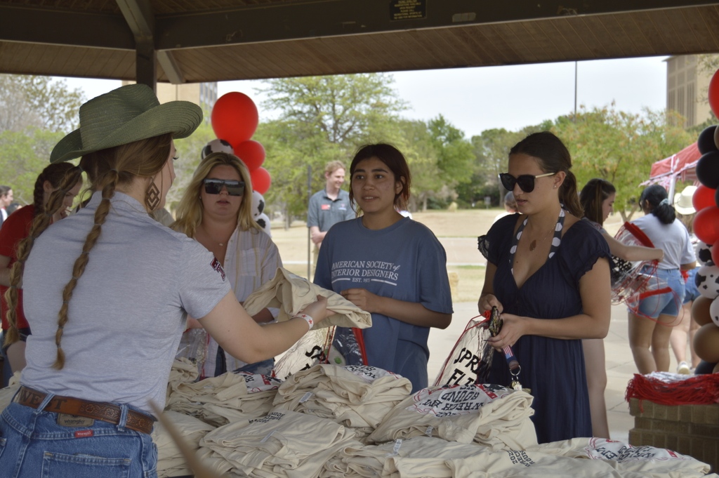 tturha's tweet photo. #TBT to last year's Wreck 'Em Round Up where we Saddled Up for Spring Fling! Last years event was so fun with so much free food, fun games, and amazing prizes. We even had a mechanical bull!!! 🐂🤠 Look out for our post tomorrow announcing THIS YEAR'S Spring Fling! https://t.co/gahPS6ay99