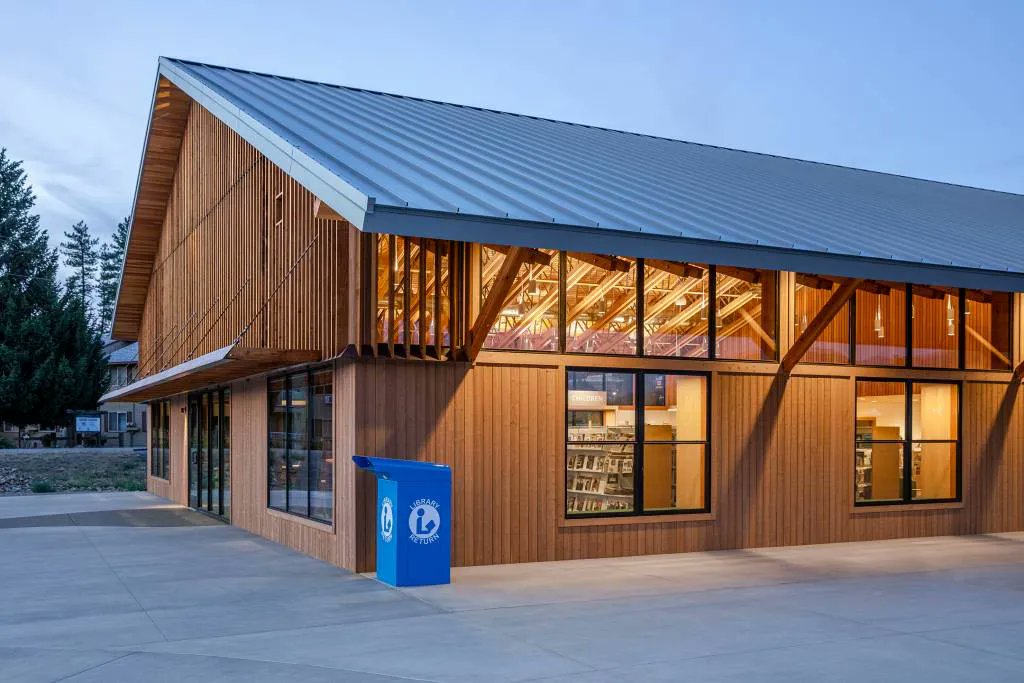 CSIConstruction's tweet photo. Hay barn serves as regional inspiration for Washington library @SpecifierMagCSI @JohnstonArch  https://t.co/lanZBjC1Kd #agrarian #architect #community #design #douglasfir #haybarn #methowvalley #nature #overhangs #plywood #town #valley #washington #wildlife #winthrop #wood https://t.co/d3okq8Cr0e