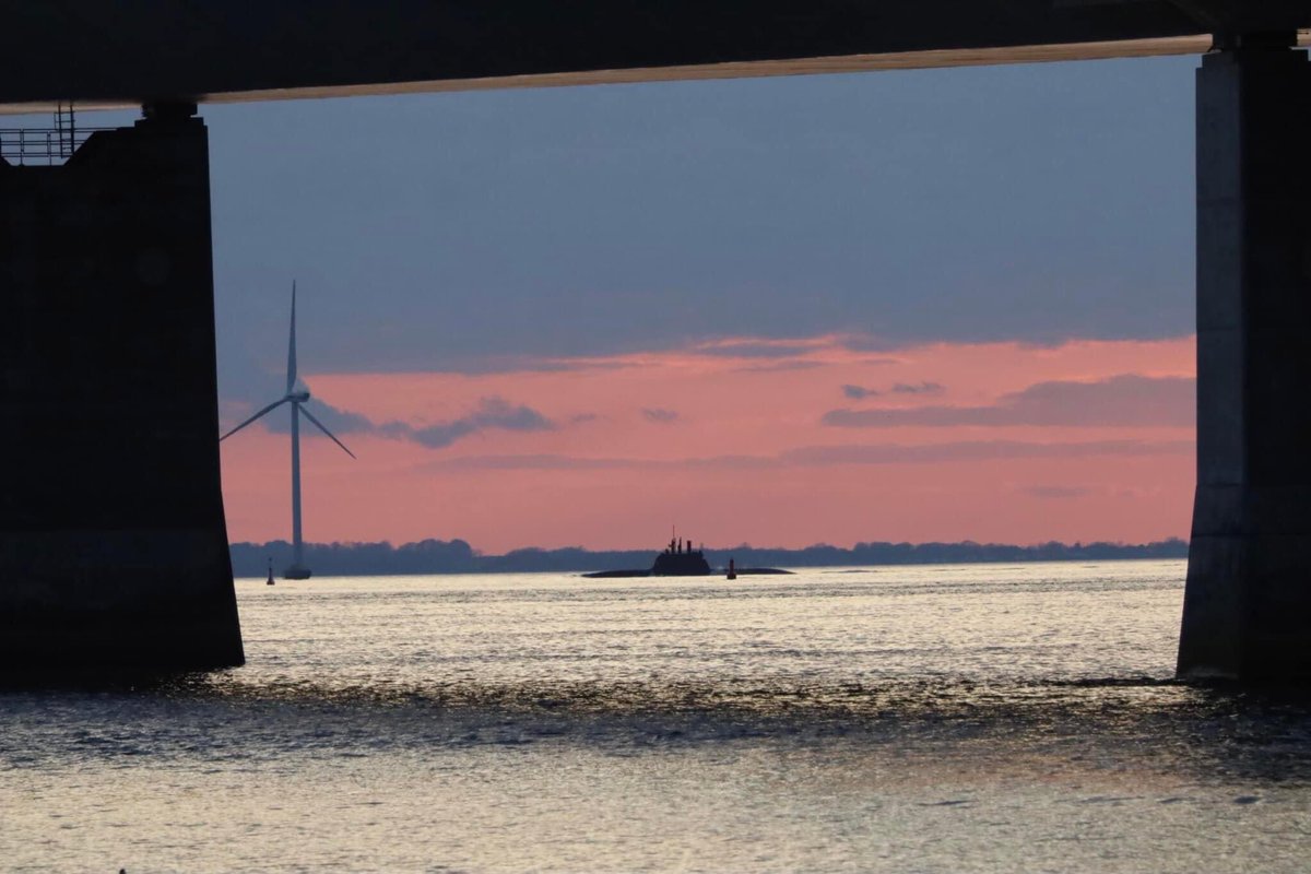 WarshipCam's tweet image. German Navy Type 212 attack submarine S186 (U36) southbound under the Storebaelt Bridge in Denmark - April 4, 2023 #u36 #s186

SRC: FB-Under Broen