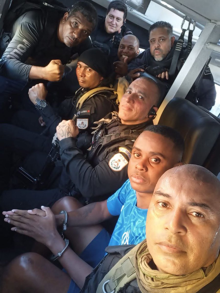 diretodomiolo's tweet photo. 🚨AGORA: Caraca mane, os cana felizão com o Peixe agarrado, tiraram até foto. https://t.co/4vb2Fh0QoR