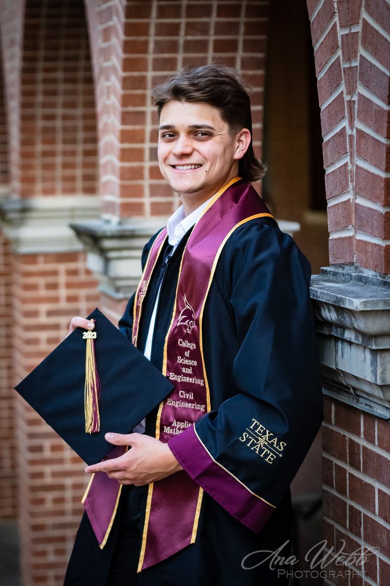 anawebb01's tweet photo. My favorite time of year @txst - graduation! But, sad to see my student worker leave. https://t.co/jpuZYAY2EU