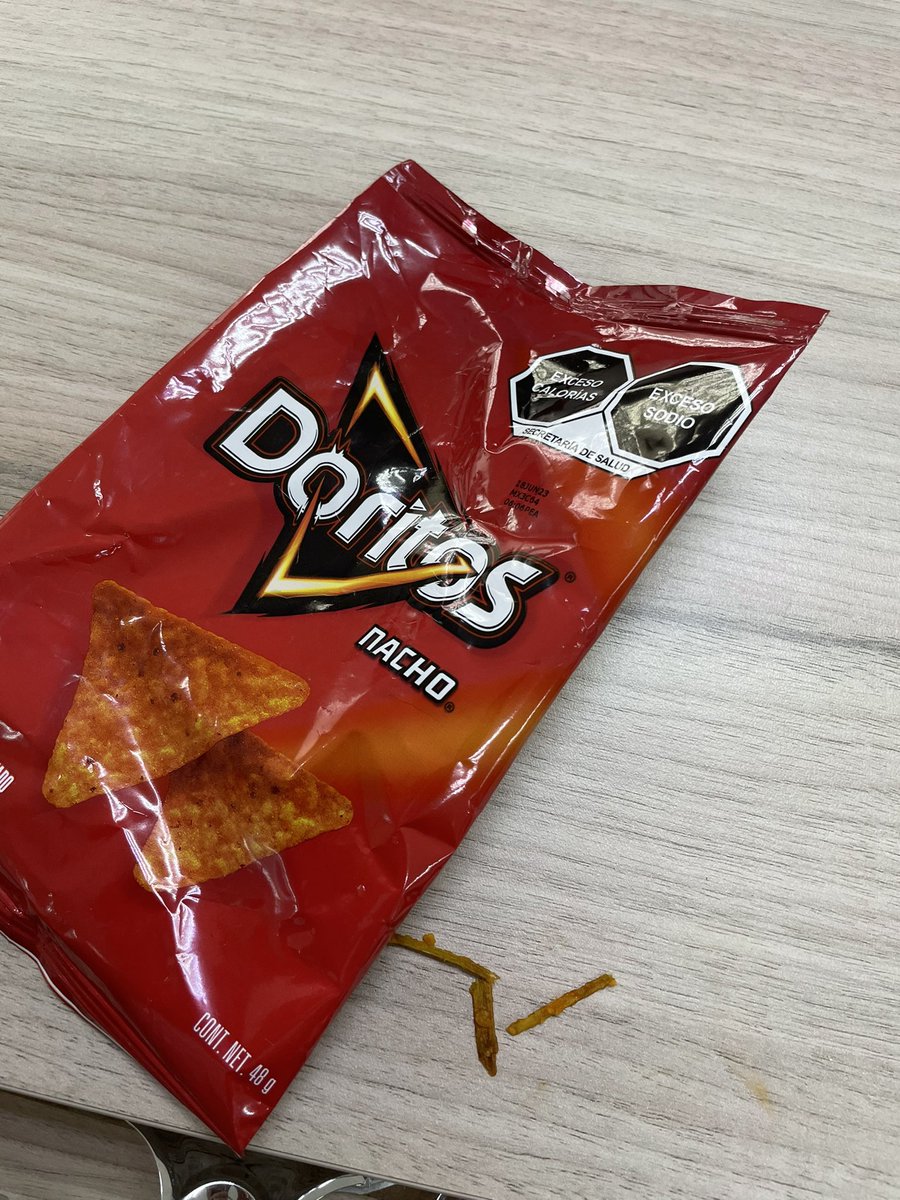 valesaurusrex's tweet photo. @Doritos_Mx @Doritos @PepsiMEX @LAYS @Papas_Sabritas el día de hoy estaba muy feliz comiéndome mis Doritos nacho y me encuentro masticando un pedazo de madera (adjunto foto) mucho ojo ahí 🥲 #toytriste #yanoquierodoritos eran mis papas favoritas @OfficialNiurka mamá niu ayúdame https://t.co/PR4bAq0kVu