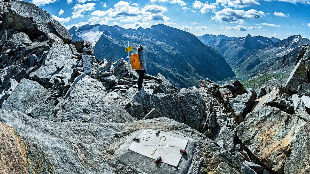 Pillandia's tweet photo. Border marker between Italy [I 🇮🇹] and Austria [Ö  🇦🇹] and breathtaking views in the northernmost area of the Italian Republic. 
Photographer:  Christjan Ladurner.

#Predoi #Prettau #AltoAdige #Südtirol #KrimmlerTauern #PassodeiTauri https://t.co/110MUAsfit