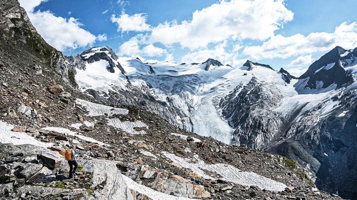 Pillandia's tweet photo. Border marker between Italy [I 🇮🇹] and Austria [Ö  🇦🇹] and breathtaking views in the northernmost area of the Italian Republic. 
Photographer:  Christjan Ladurner.

#Predoi #Prettau #AltoAdige #Südtirol #KrimmlerTauern #PassodeiTauri https://t.co/110MUAsfit