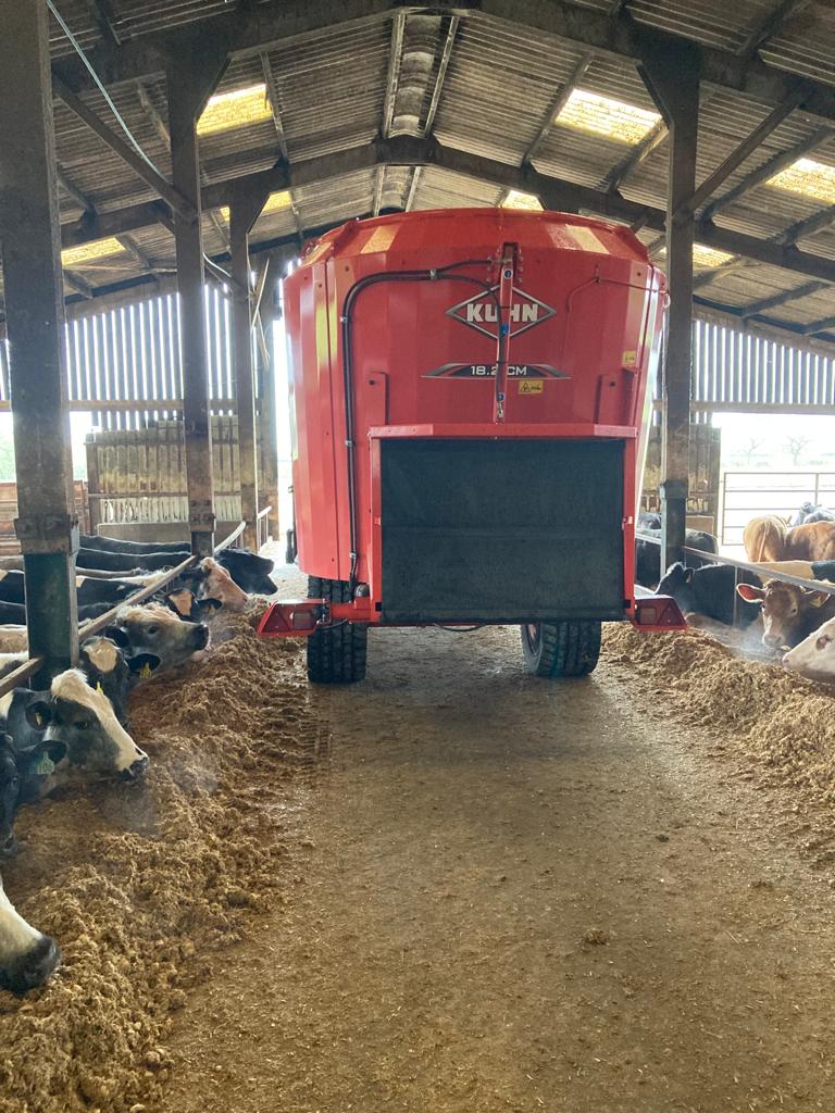 KUHN_UK's tweet photo. Putting the PROFILE 18.2 CM mixer wagon through its paces - chopping #potatoes #BeStrongBeKUHN #happycows #efficientfeeding https://t.co/zx8SE6uDjq