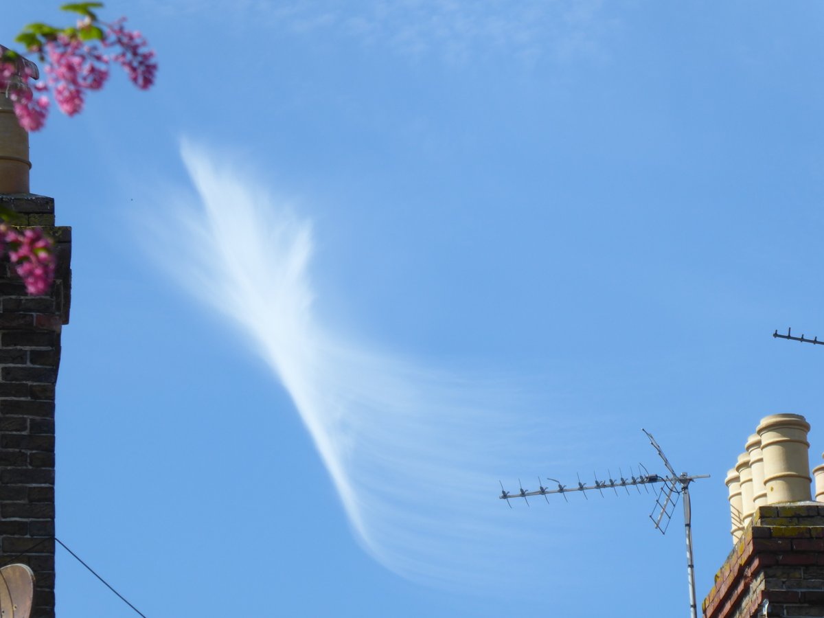 lorrainecfoster's tweet photo. Lots of wispy clouds around earlier - it was like the Spirits had come out to play.
#CloudCollector @CloudAppSoc #ThanetSkies https://t.co/tg1fvFSDFo