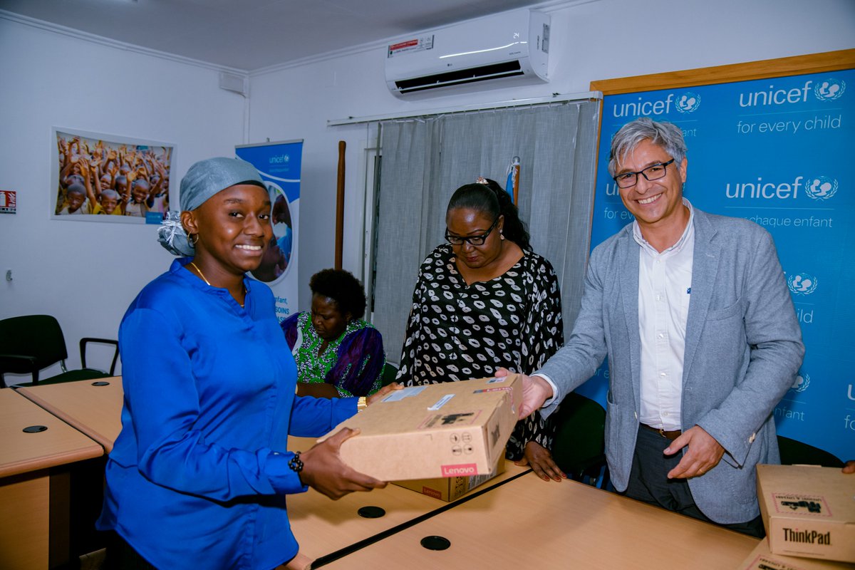 UNICEFcongoBZV's tweet photo. Remise par @UNICEFcongoBZV et le  Ministere de la promotion de la femme de 10 ordinateurs promis lors de la dernière #JournéeDeLaFille à Kinkala aux jeunes filles ayant obtenu les meilleurs résultats au bac. https://t.co/2n7gfSECi4