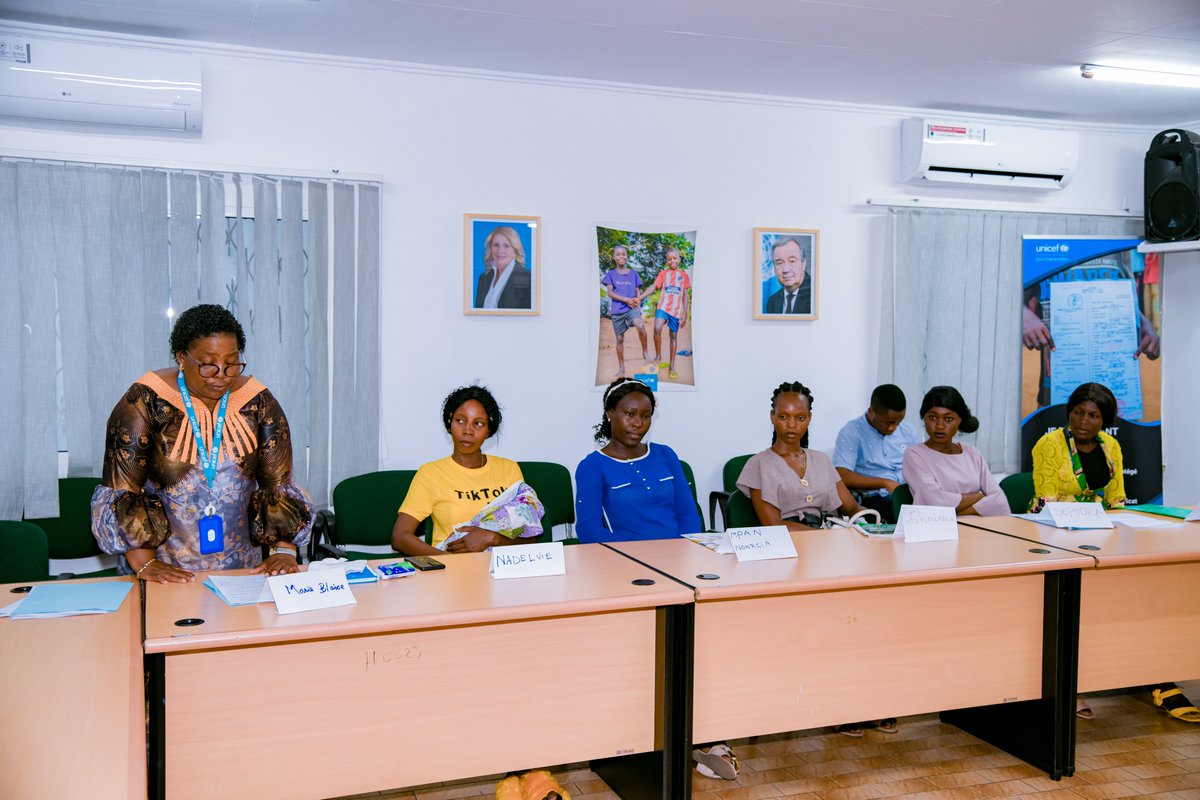 Remise par <a href="/UNICEFcongoBZV/">UNICEF Congo Brazza</a> et le  Ministere de la promotion de la femme de 10 ordinateurs promis lors de la dernière #JournéeDeLaFille à Kinkala aux jeunes filles ayant obtenu les meilleurs résultats au bac.