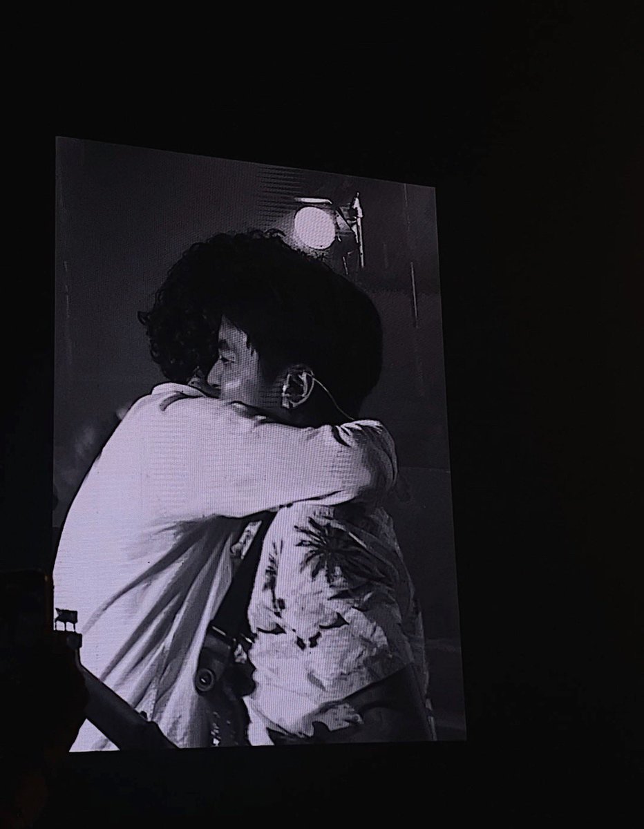 ampnichaphat's tweet photo. ปลื้มใจแทน Lucky Fan คนนี้นะคะ ขอเล่นกีตาร์เพลง Robbers แมตตี้ก็ให้ขึ้นไปเล่นน่ารักมาก 🥹 คงเป็นความรู้สึกที่ดีมากๆเลยที่ได้ร่วมโชว์กับศิลปินที่ตัวเองรัก 🖤
#The1975LiveInBKK https://t.co/BN44SR6wKo