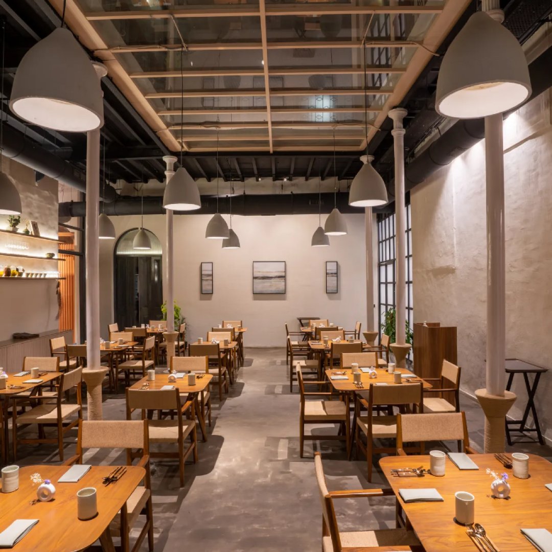 twine_co's tweet photo. Mumbai's sky-blue Kitab Mahal has a new culinary upstart: Ekaa by Niyati Rao and Sagar Neve. With a menu that transcends 'cuisines' and instead focuses on ingredients, it offers a tantalizing spread that we could not not try out. https://t.co/gkn7GrMOmF