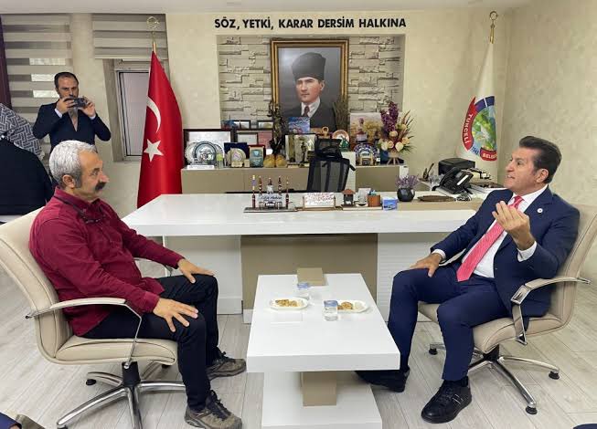 Tunceli Belediye Başkanı Sayın Maçoğlu, kapısı halka açık, halkla iç içe halk için başkanlık yapıyor.
Partilerimiz farklı, görüşlerimiz farklı ama yaptıklarımız aynı.
Şişli modeliyle aynı anlayışta çalışıyor.
Kendisini büyükşehir belediye başkanı olarak görmek isterim.