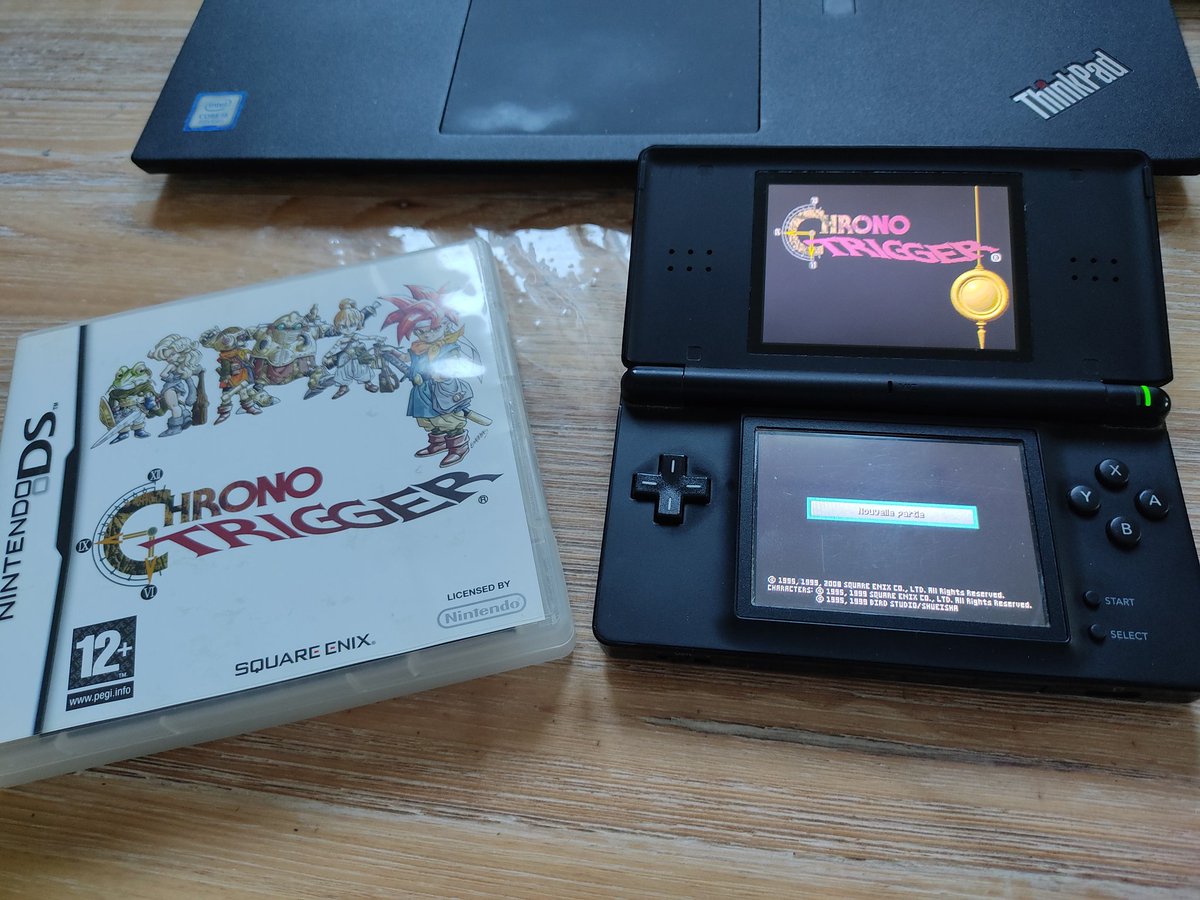 Alcyn76's tweet photo. Vs vs souvenez ma quête pour retrouver les cartouches des jeux DS perdu après un cambriolage ? J'avais tout retrouvé sauf mon chrono Trigger... Ben je l'ai trouvé en version USA mais en FR pour 18€ en import ! Je l'ai à nouveau complet et niquer les spéculateurs ! #chonotrigger https://t.co/NAlFBwp9JM