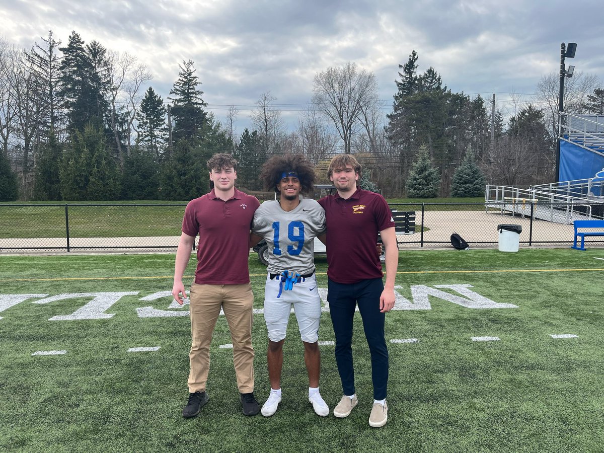 Great picture from practice yesterday at  <a href="/NDCFB/">Notre Dame College Football</a>  of 2022 WJ grad, wide receiver,  <a href="/ChristianOchei1/">Christian Ochei</a> 
and 2024 defensive ends,  David Hawersaat (<a href="/DHawersaat/">David Hawersaat</a>) and Noah Brock (<a href="/NoahBrockk88/">Noah Brock</a>)

Keep competing Ochei!