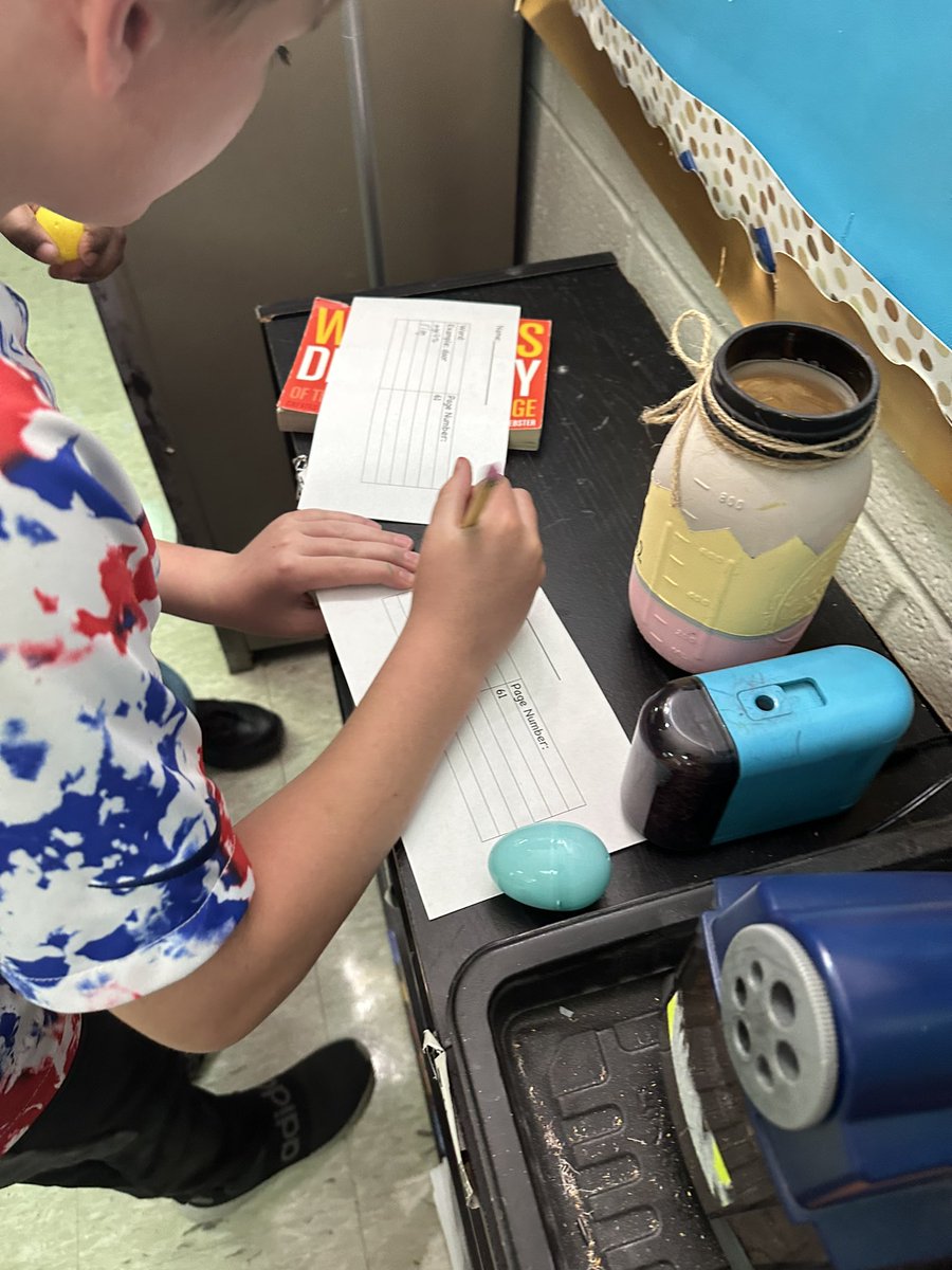 ATeam3rd's tweet photo. an egg hunt to practice dictionary skills 🥚#oesrams https://t.co/8GDsyaYoe5