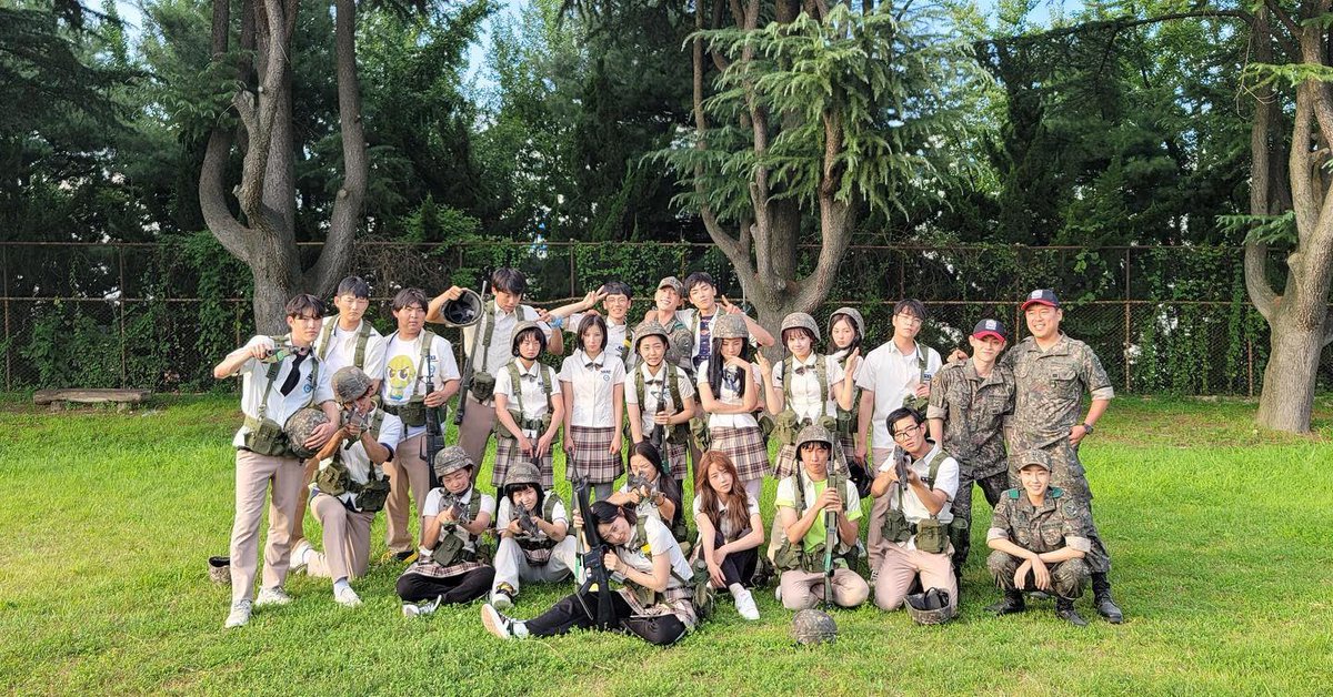 ok so the director tried to propose the idea of having an assigned lead role for the sake of smooth story line but the writer insisted saying, "the main characters of the story are the students of class 3-2." MY KIDS😭😭

#dutyafterschool