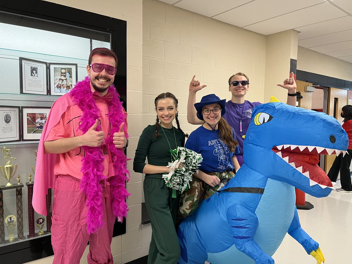 mrssinghhsn's tweet image. Thanks to Color Leaders and StuCo for helping us wrap up Color Wars during CMS Pep Rallies #TEAMCommUNITY @MrSchimpfCMS @mrHamnettCMS