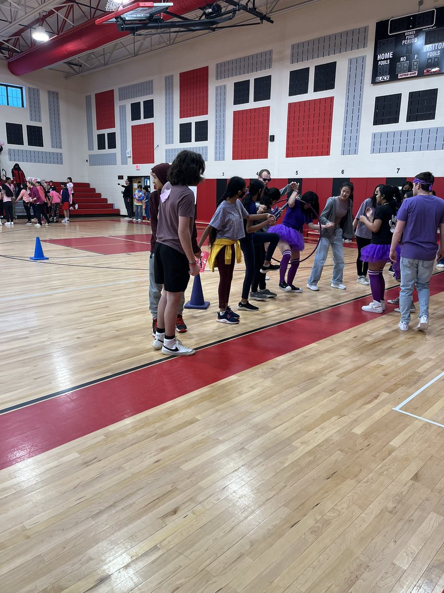 mrssinghhsn's tweet image. Thanks to Color Leaders and StuCo for helping us wrap up Color Wars during CMS Pep Rallies #TEAMCommUNITY @MrSchimpfCMS @mrHamnettCMS