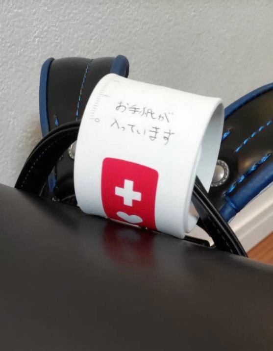 jdda_ro_jp's tweet image. ヘルプマークwemoの利用例
通級や特別支援学級などでランドセルに付けて保護者の方から先生にメッセージを書いておくと、担任の先生が確認できます。「連絡帳見て下さい」「お手紙入ってます」など。支援級の子どもは先生へ連絡帳などを渡し忘れたりするのでメモや体調を書くと便利です。
#wemo