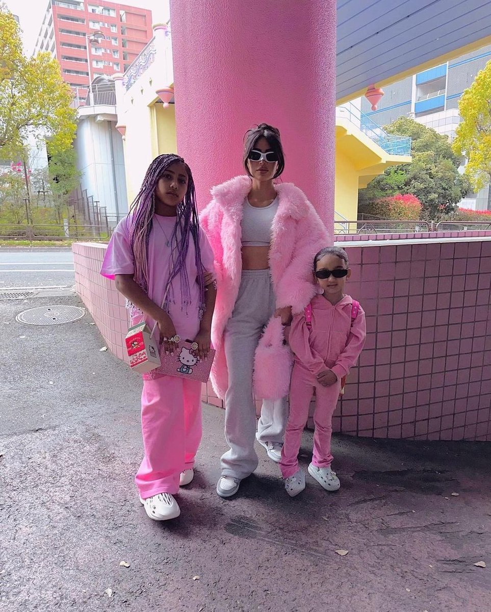 KimKardashian's tweet photo. Sanrio Style 🎀💞🌸 https://t.co/QZh3Xl9XVf