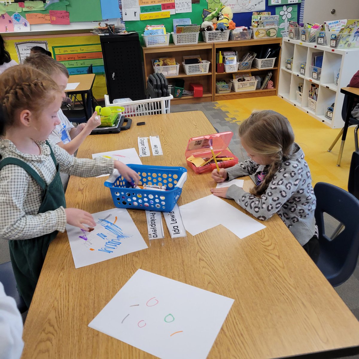 Johnsonbkinder's tweet photo. What a great group of #innovators! They came up with our big problem of dried up, cap-less markers and got to work solving the problem through a sign campaign. They are looking forward to keeping our markets in great shape! #springtraining @VaughnElemFISD https://t.co/DnKQJU1qN8