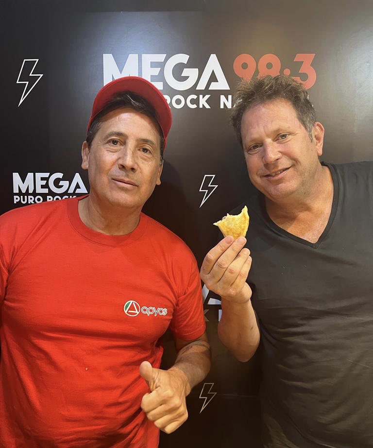 Mega983's tweet photo. 🥟 Llegó a #TodoLoDemásTambién Javier Labaké, director de @APPYCE con varias docenas de empanadas para hablar del Día Internacional de la empanada que se celebra el 8/4. https://t.co/mgMjCCn4rs