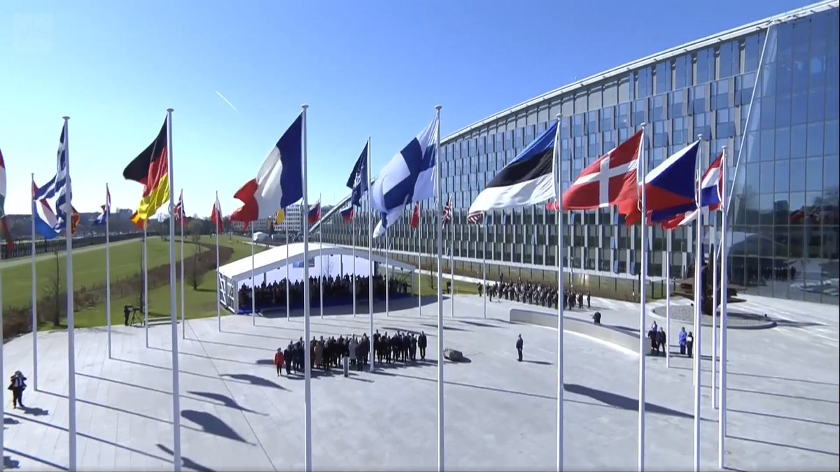 markbrouwer2010's tweet photo. Historische (verjaar)dag voor @NATO!

Onder enorme belangstelling is de vlag van #Finland gehesen! 

#StrongerTogether 
#WeAreNATO https://t.co/mBWAPvbQcH
