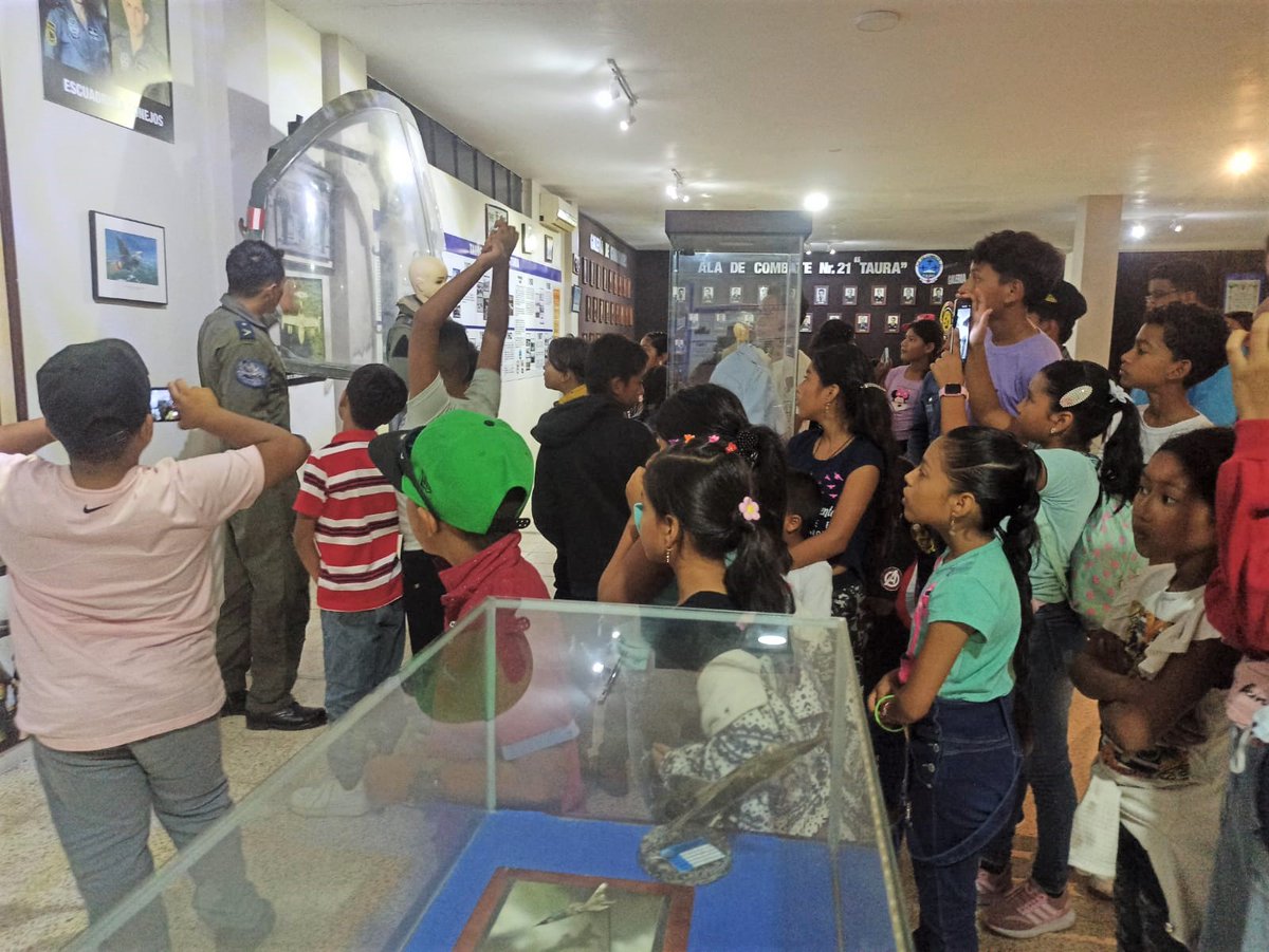 DHumanoEc's tweet photo. #Taura | Niñas, niños y adolescentes, usuarios del servicio de Protección Especial, programa #ETI, participaron de una visita a la Base Aérea donde conocieron sobre la historia areonáutica del país a través de videos y visita al museo de la @FuerzaAereaEc. https://t.co/iHZBv8wS51