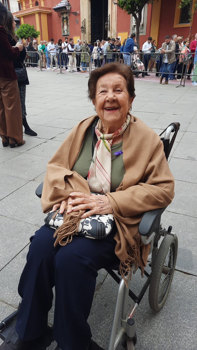 MartaCarrasco4's tweet photo. Gracias @HdadGranPoder Esta mañana fui con mi madre, 94 años, a ver al Señor. Va en silla de ruedas. Cola enorme. Nos íbamos, y un hno pregunta si queríamos entrar. Nos condujo dentro, ellos subieron a mi madre x la rampa junto al Señor y salió con esta sonrisa. Gracias eternas. https://t.co/MOWsFUcKAP