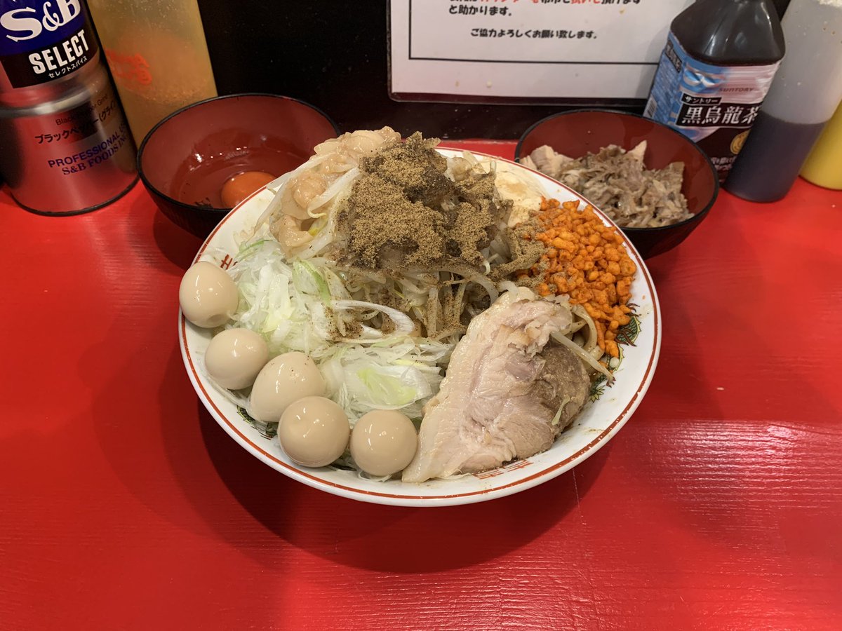 kusu_yarou's tweet photo. ラーメン鷹の目 北千住店
まぜそば小ほぐし豚うずら生卵
ニンニク以外全部
漢気マシマシの店内で頂く超久々のノーマルまぜそば🤩
やはり安定感ある美味しさ😍
ほぐし豚も黄身が濃厚な生卵もまぜそばと相性抜群😆
懐かしさの中にも色々と時の流れを感じる不思議な一杯に大感謝です☺️
ご馳走様でした‼️ https://t.co/iiqaey9LAR