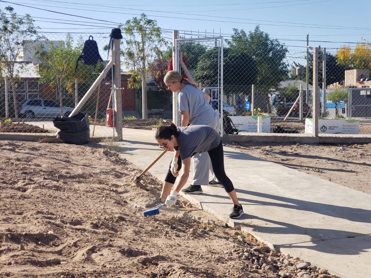 tanapasqualini's tweet image. Cuando se trabaja codo a codo...en equipo...se  fortalecen los objetivos comunes !!!
#PrimeroNeuquén
#CodoaCodo