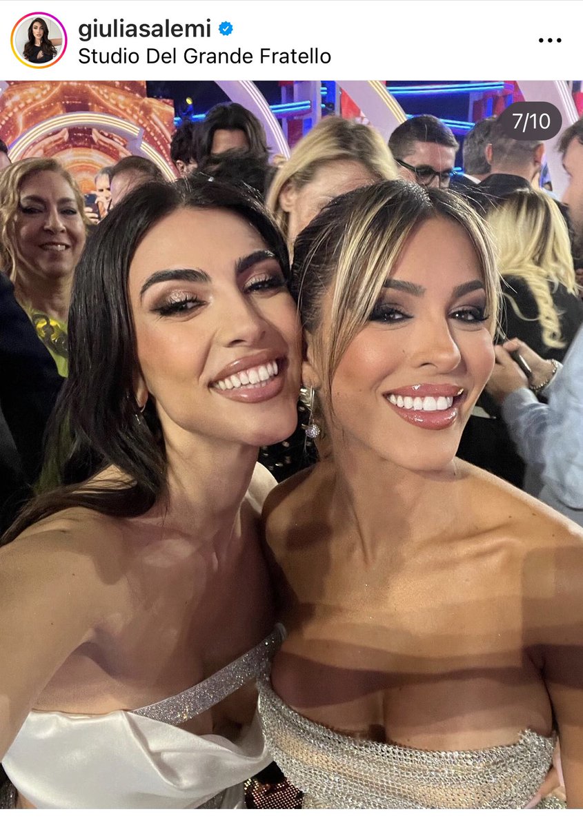 maryjaneaz80's tweet photo. La bastarda col tablet, la nostra rematrice con la bebè #oriele  @OrianaGMarzoli https://t.co/8E1qsVJlqY