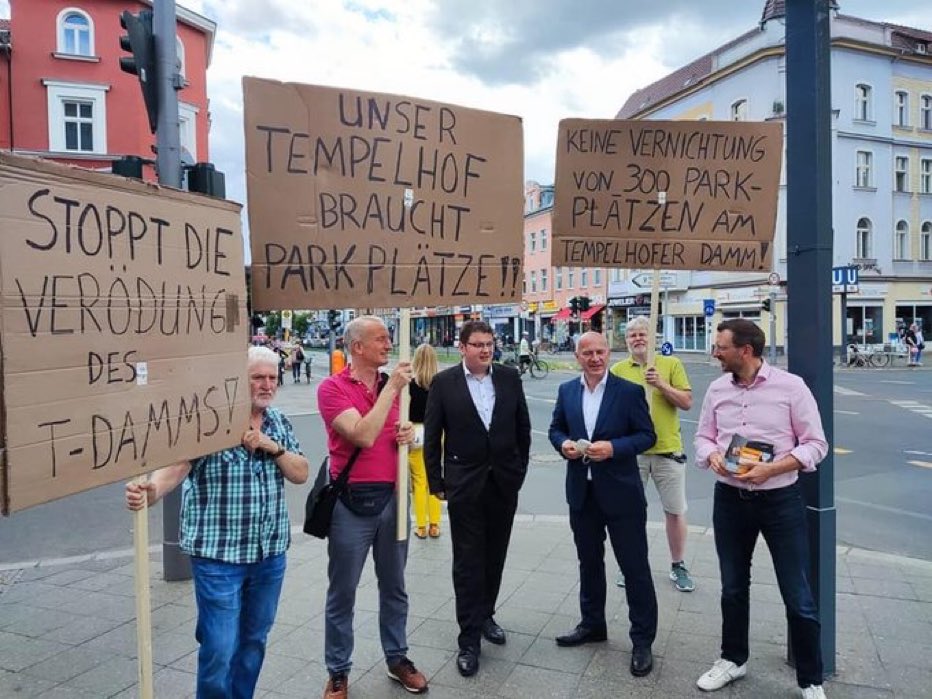 Paris: Schafft 60.000 Parkplätze ab.

Stockholm: Anwohnerparken kostet bis zu 1200€.

Barcelona: Baut 500 parkplatzfreie Superblocks.

Oslo: Hat alle Parkplätze im Zentrum abgeschafft. 

Berlin: Bürgermeister in spe Kai Wegner demonstriert gegen Wegfall von Parkplätzen.