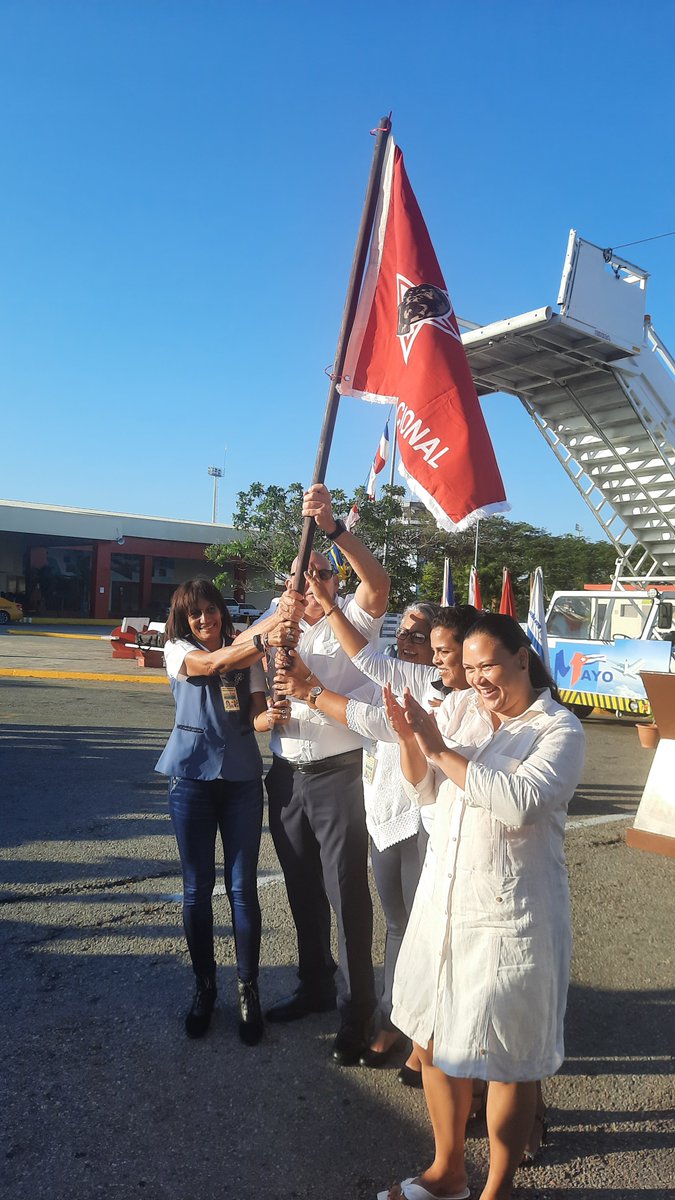 ECASAVaradero's tweet photo. La #CTC Provincial y el #snttp entregaron por sus resultados la condición de colectivo Vanguardia Nacional al #aeropuertovra por cinco años consecutivo ,que mejor momento cuando se convoca a los trabajadores a participar en la jornada por el 1ro de mayo #ALaPatriaManosYCorazon https://t.co/cyIwCLSXeW