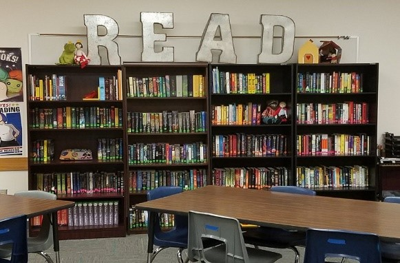 MrRGatton's tweet photo. One thing I want in my future classroom is a big classroom library! I think it is very important for English teachers to have one so that books are easily accessible in our classes! @DrMargarella https://t.co/WqFztScZJI