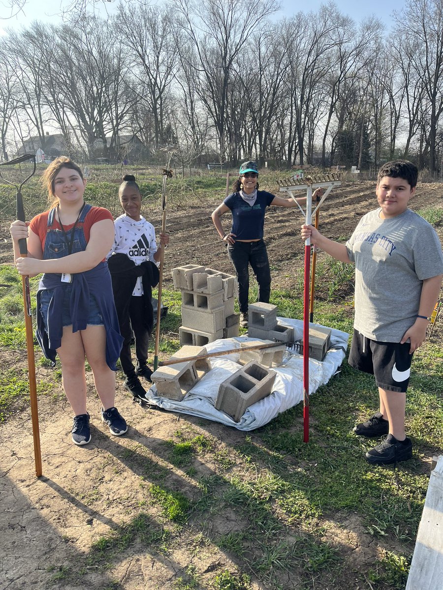 Sdsteffen55's tweet image. Hanging out at the @KCFarmSchool thanks @_JenThomas for helping organize the field trip! Gonna be an amazing day! #livethecode @TMSbearsKS