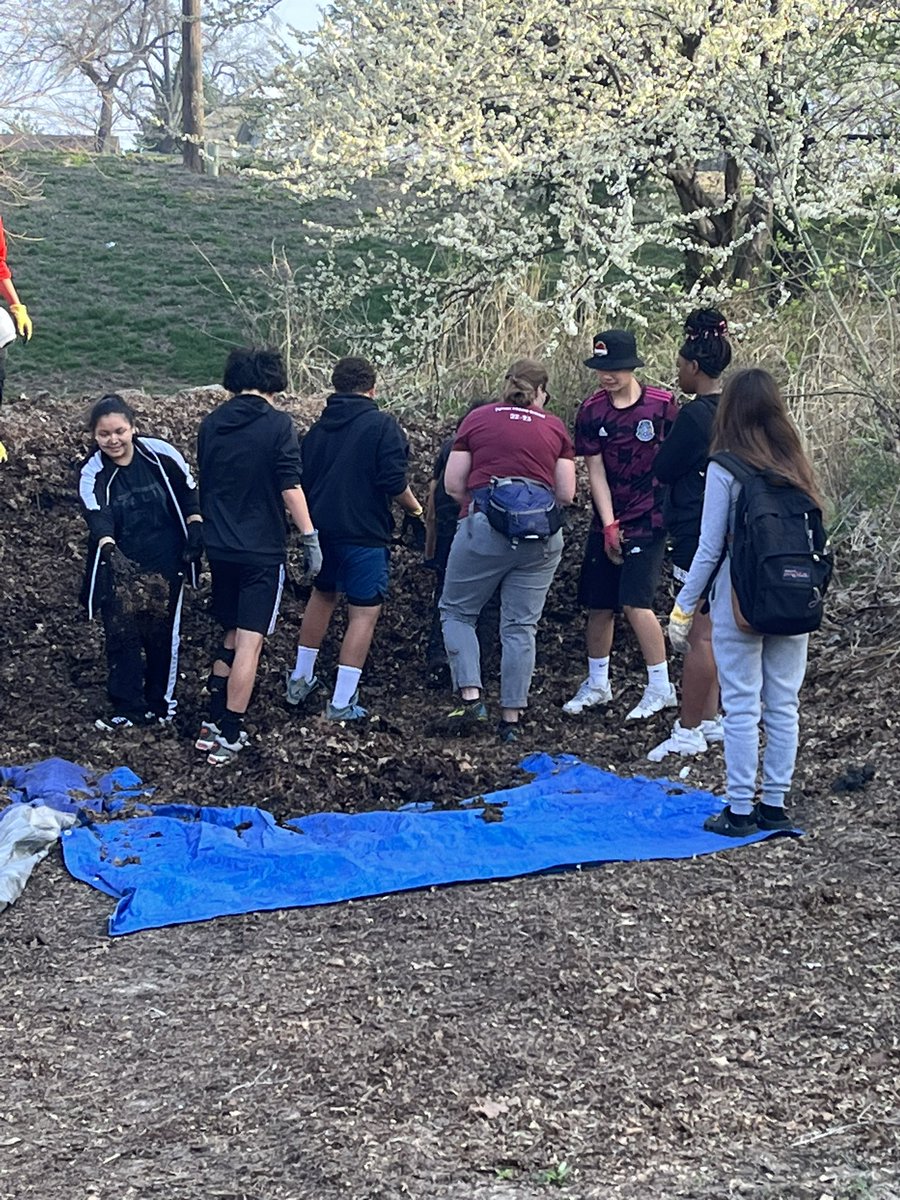 Sdsteffen55's tweet image. Hanging out at the @KCFarmSchool thanks @_JenThomas for helping organize the field trip! Gonna be an amazing day! #livethecode @TMSbearsKS