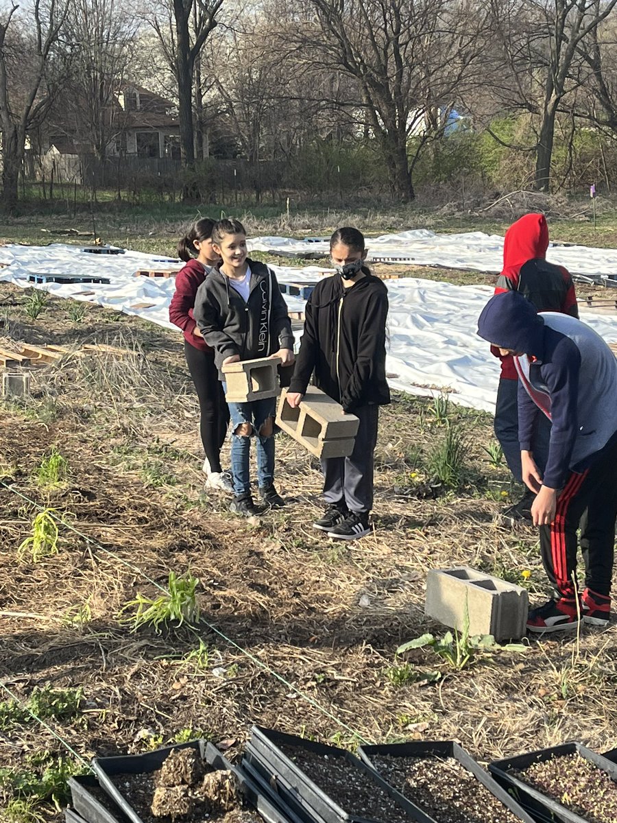 Sdsteffen55's tweet image. Hanging out at the @KCFarmSchool thanks @_JenThomas for helping organize the field trip! Gonna be an amazing day! #livethecode @TMSbearsKS
