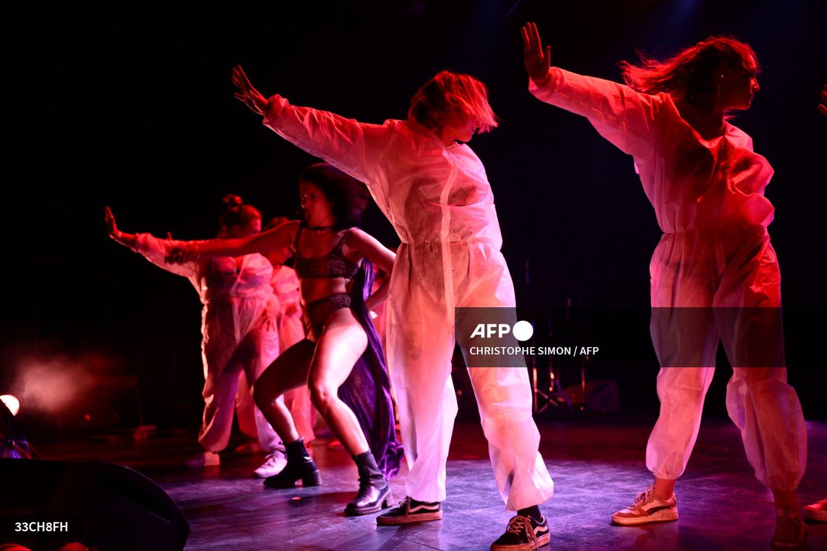 Organisées mensuellement à Marseille depuis un an, les "Cagole Nomade Party", soirées festives mixtes où bienveillance et tolérance sont de mise, offrent un espace sécurisé, notamment pour les femmes - u.afp.com/iX9r #AFP