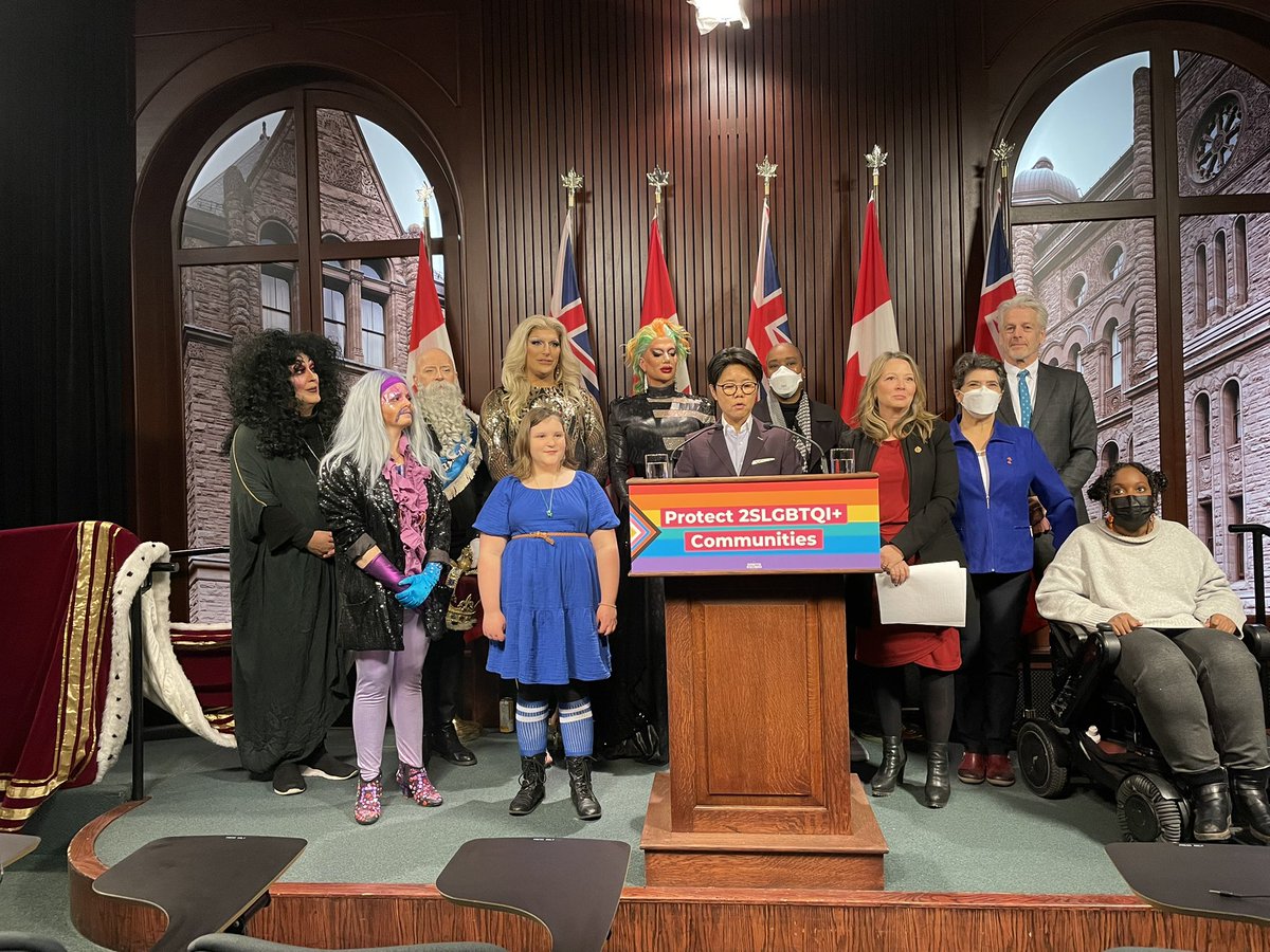 Possiblement une première à Queen’s Park : des drag queens sont au media studio aujourd’hui à l’invitation du NPD. L’opposition officielle présentera un projet de loi pour mieux protéger la communauté LGBTQ+ contre les actes haineux.

#onpoli